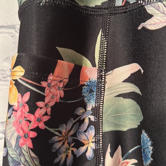 NWT!. Tahari Sport Plus 3x. Floral legging print biker shorts. Side pockets - Picture 5 of 9